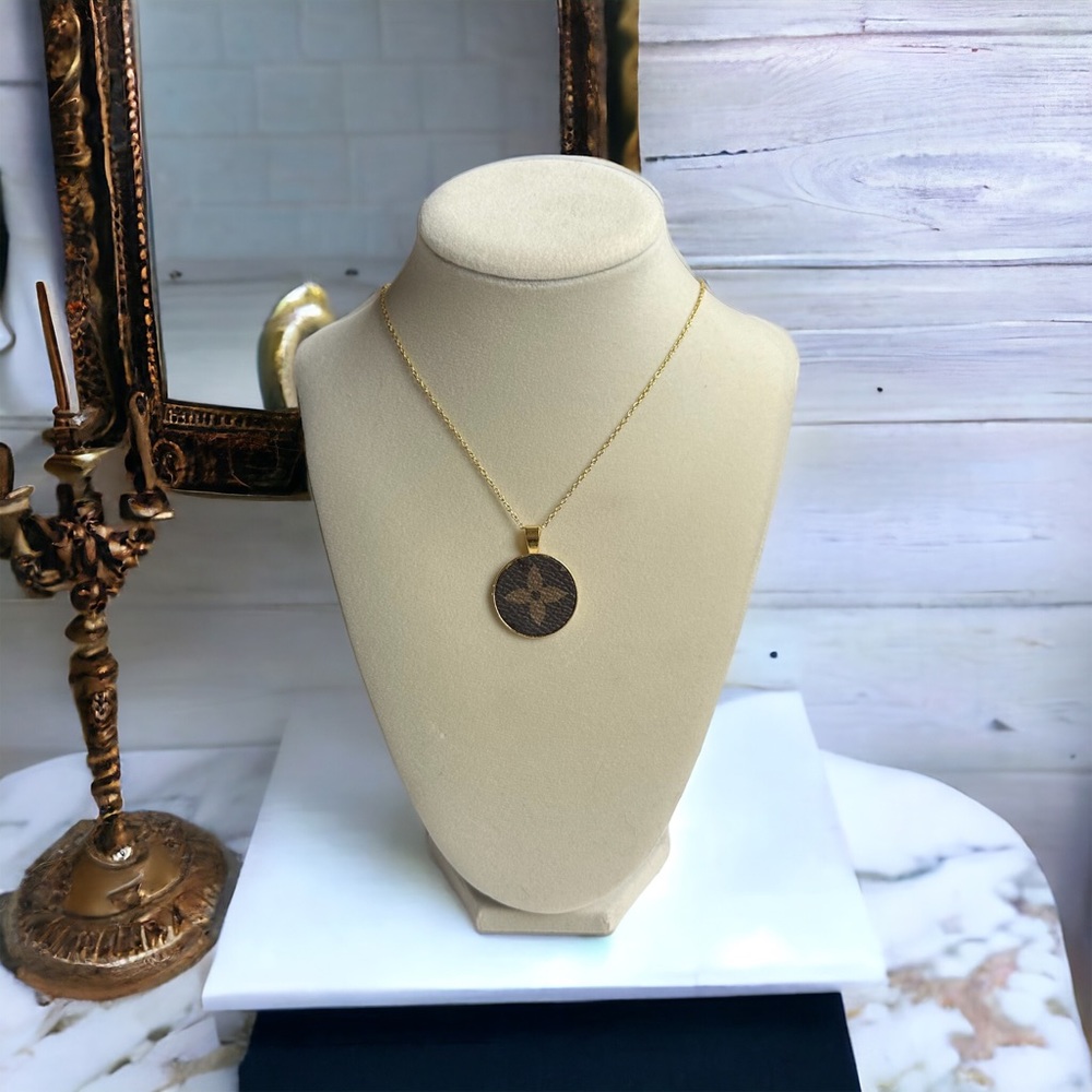 COPY - 💲ALE 🏷️ LV Fluer Stamp Pendant Necklace 🔥